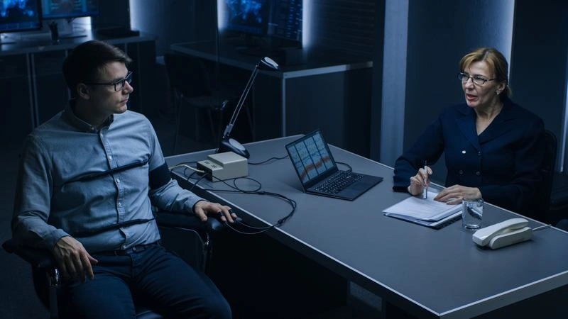 Jak przebiega badanie na wykrywaczu kłamstw: krok po kroku